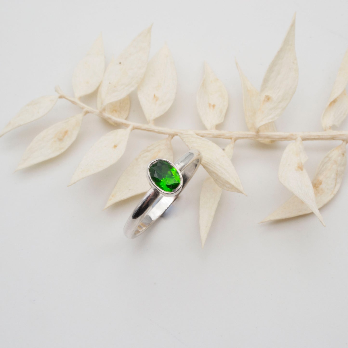 Size s1/2 or T - synth emerald oval ring