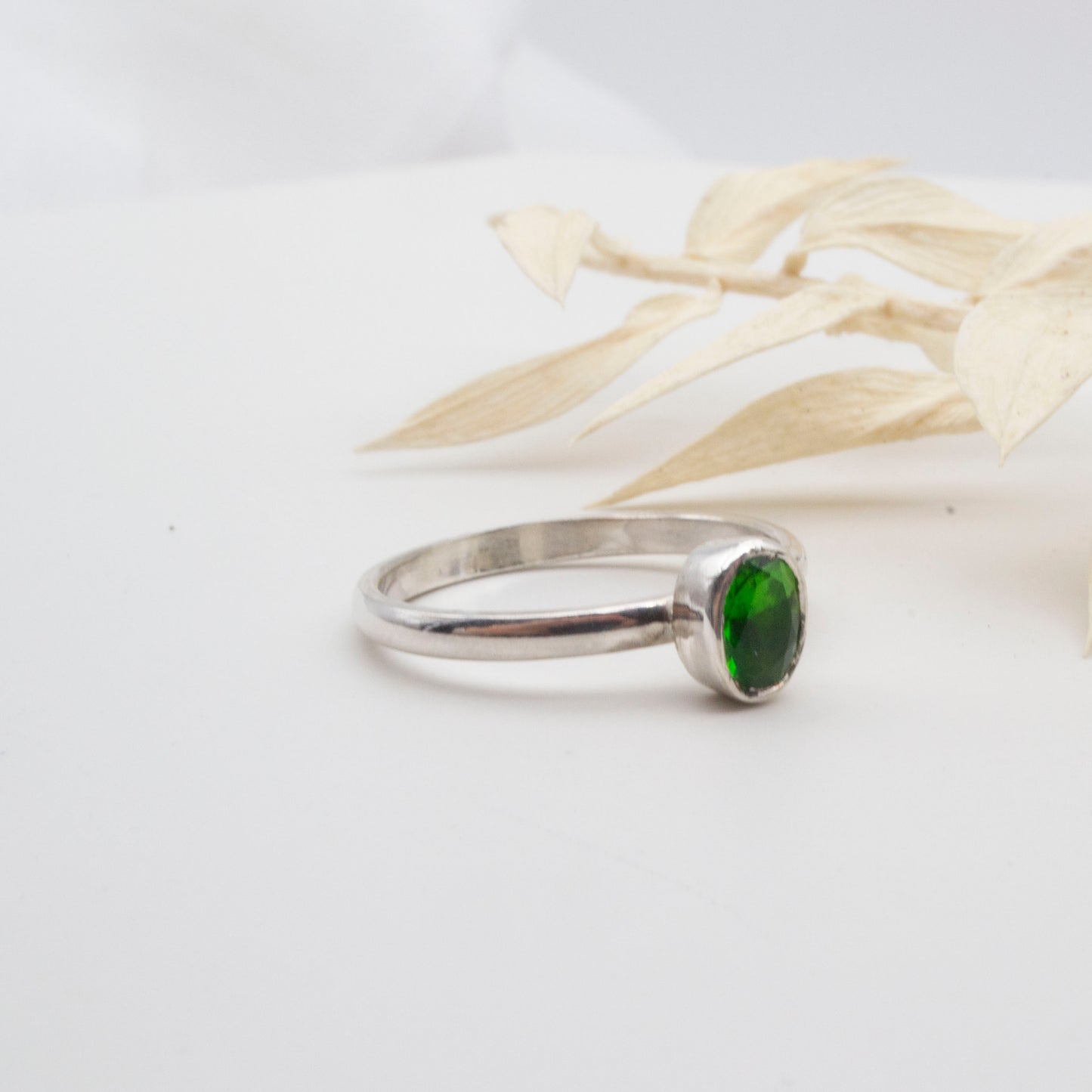 Size s1/2 or T - synth emerald oval ring