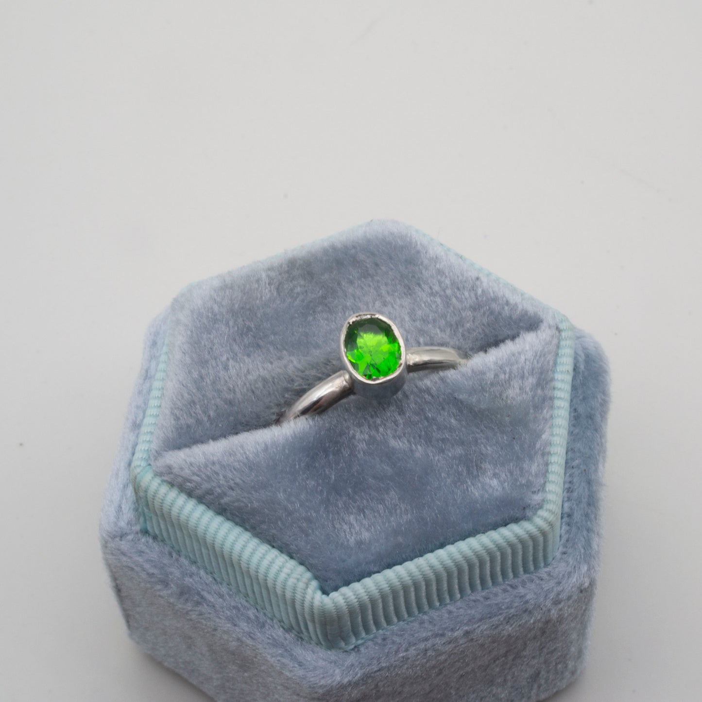 Size s1/2 or T - synth emerald oval ring