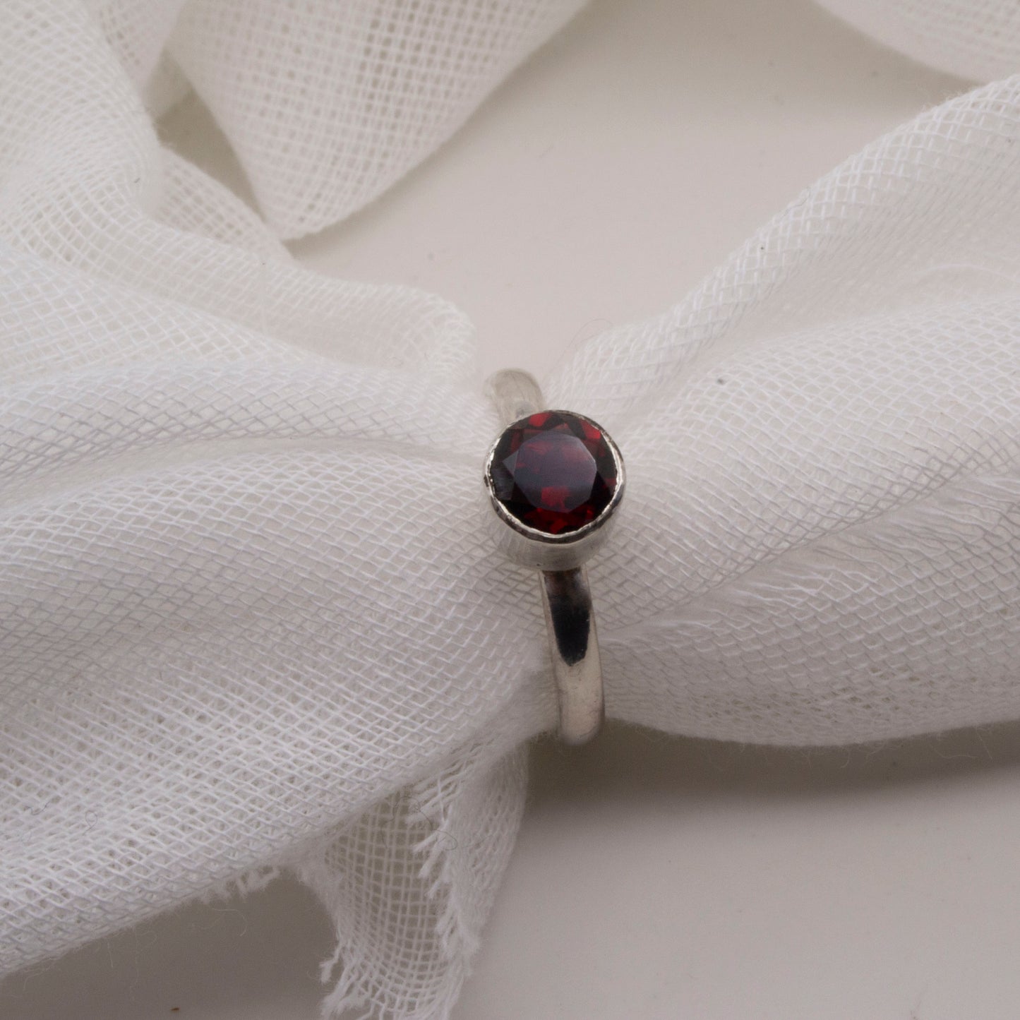 Garnet faceted round - size J1/2