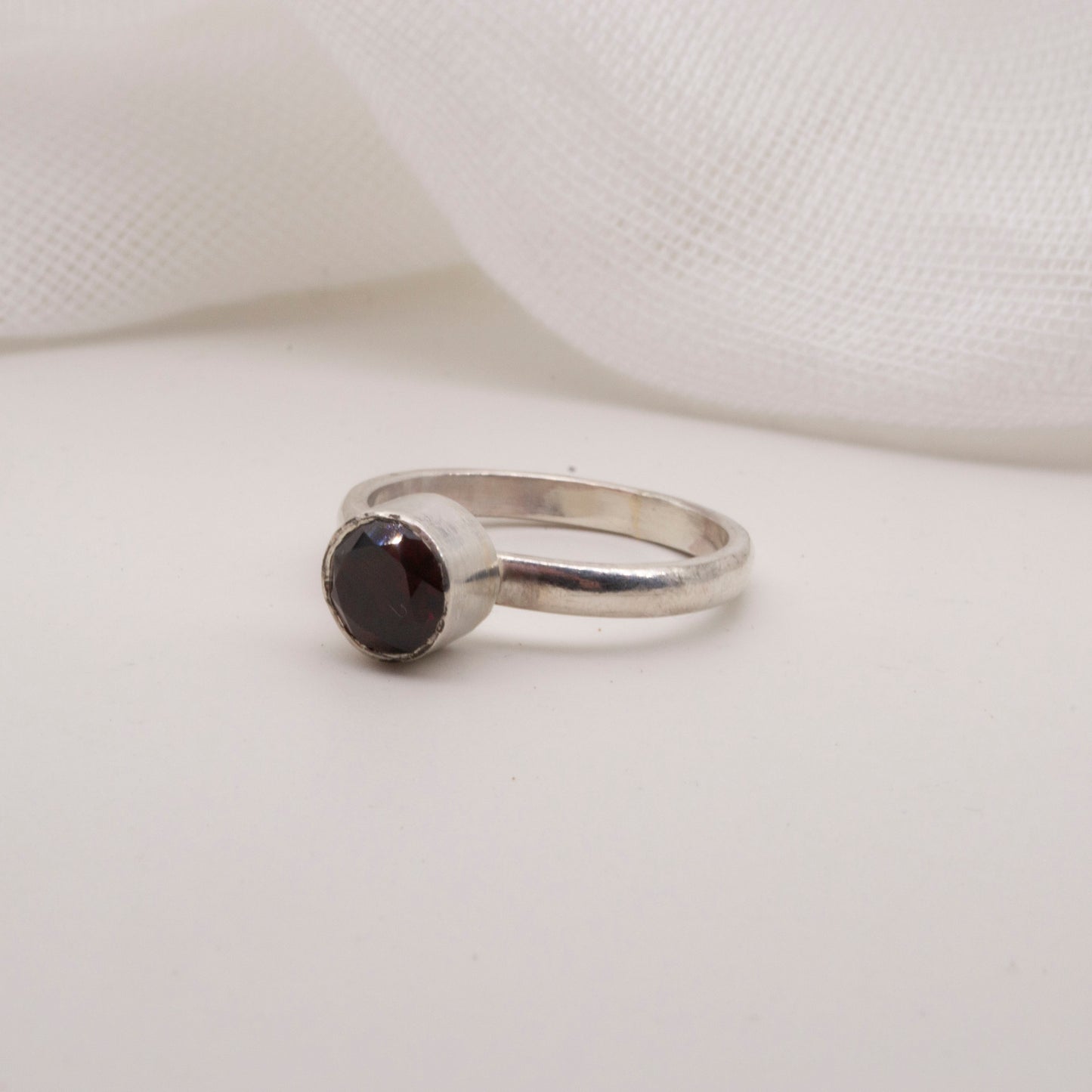 Garnet faceted round - size J1/2