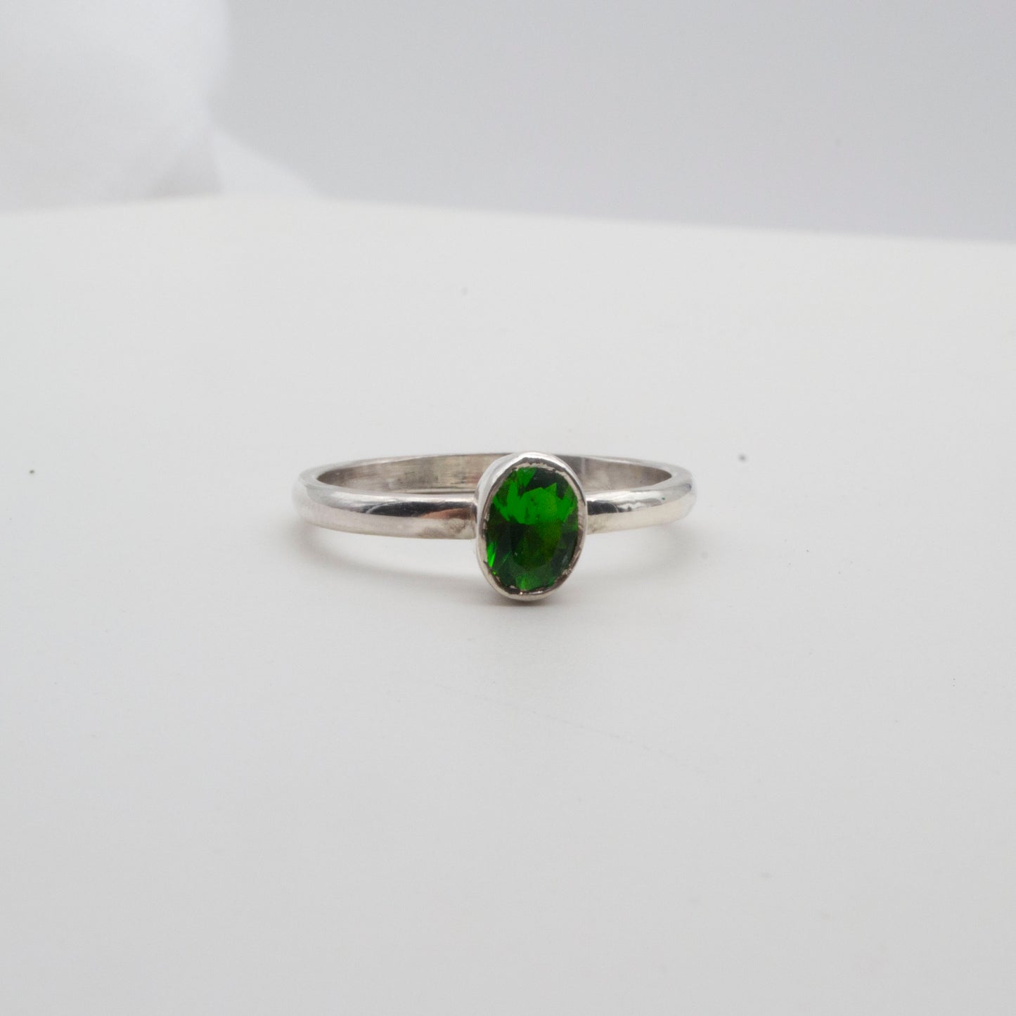 Size s1/2 or T - synth emerald oval ring