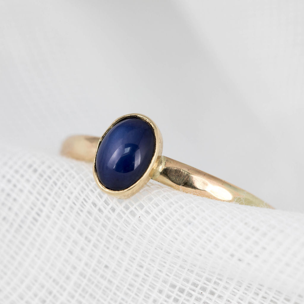 Star sapphire cabochon ring in size P