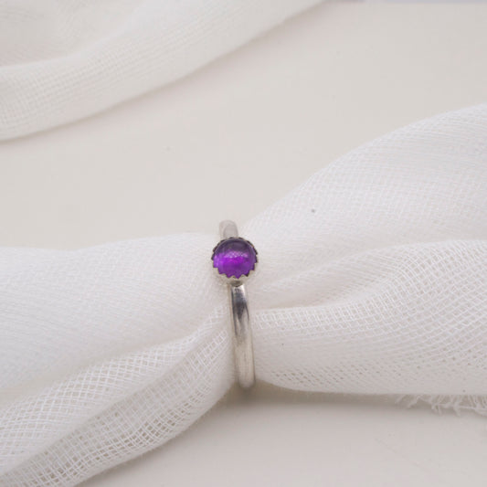 Amethyst 5mm cabochon ring with serrated edge setting- size P