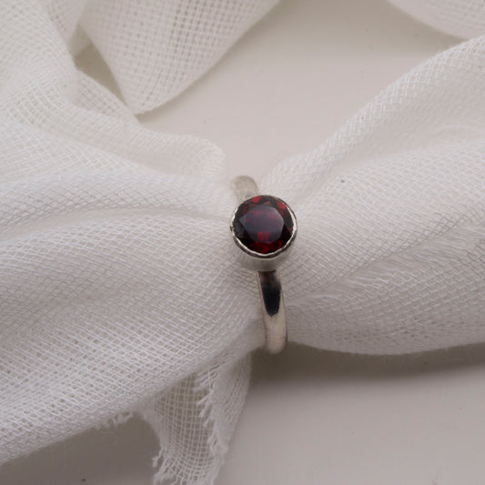 Garnet faceted round - size J1/2