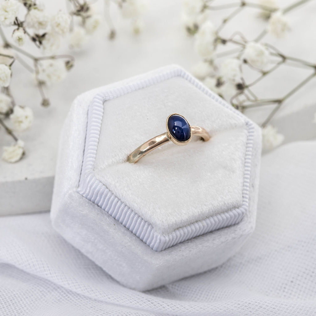 Star sapphire cabochon ring in size P