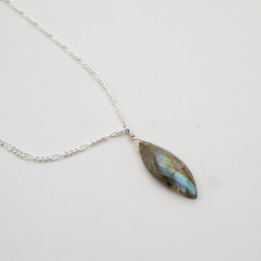 Simple labradorite pendant in silver