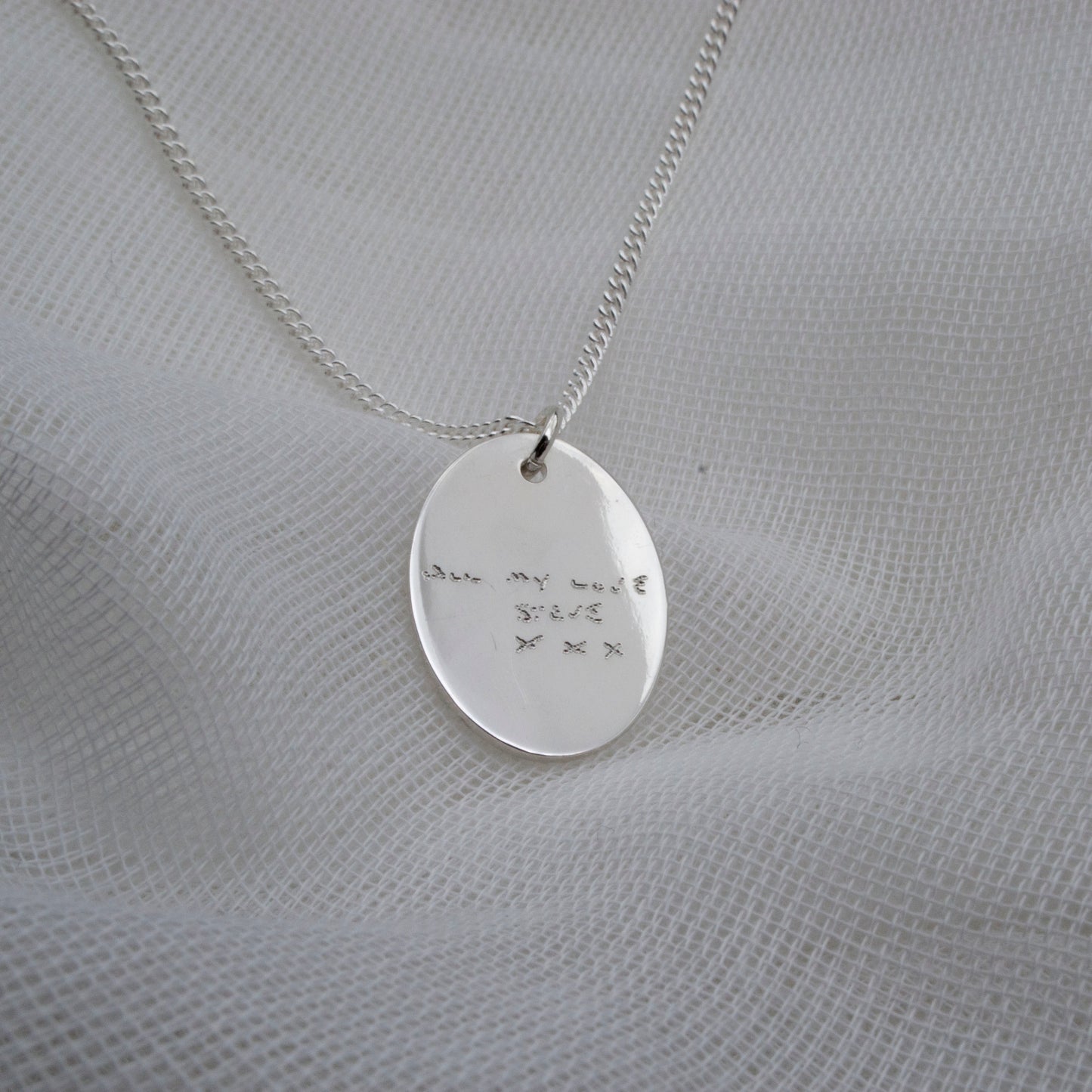 Handwriting pendant necklace in sterling silver - round